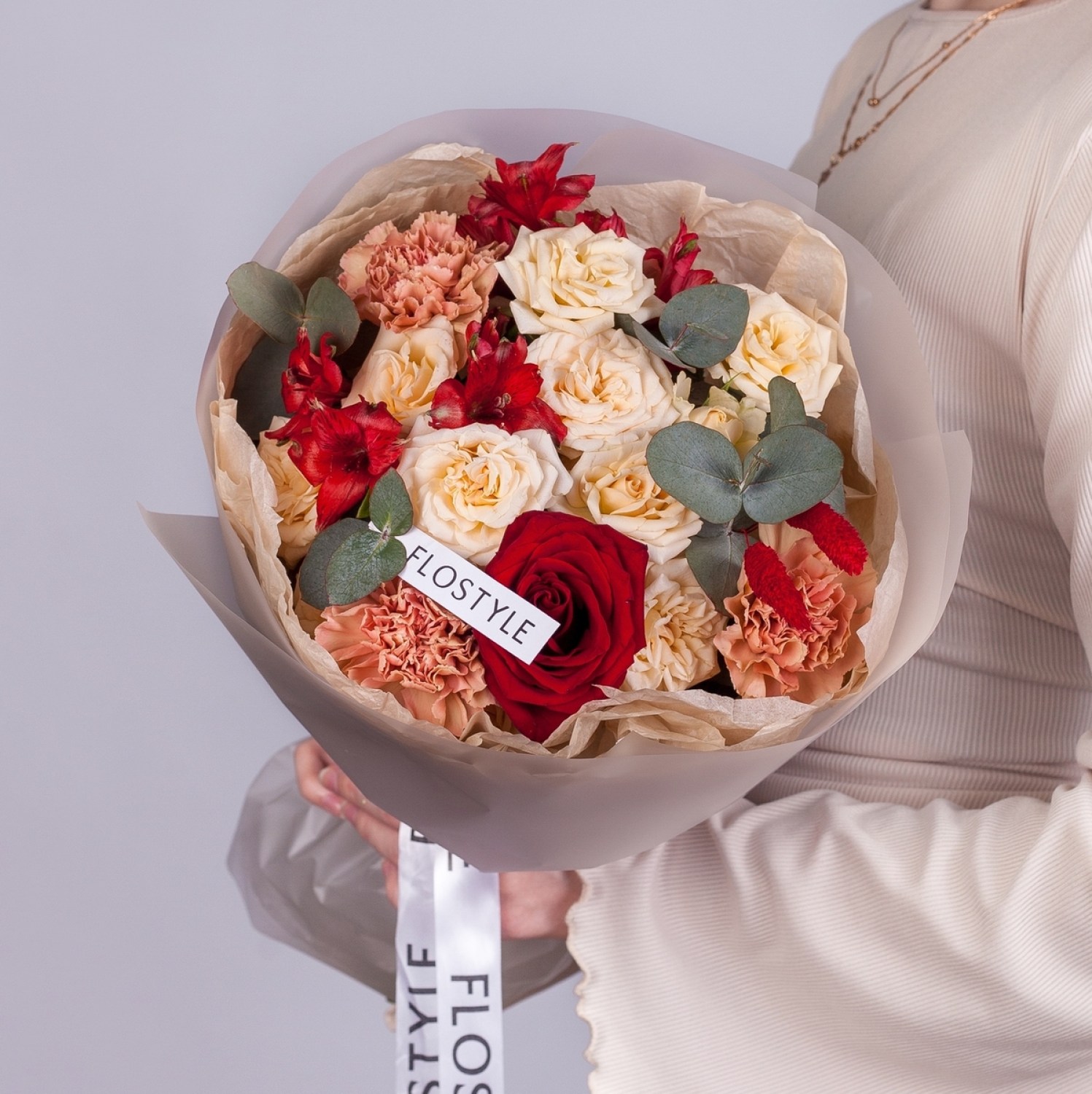 Яркий букет с красными розами